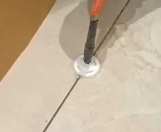 宿豫瓷砖空鼓维修公司专业解答瓷砖在铺贴过程中，如果没有涂抹均匀到位的粘结材料（如水泥砂浆或瓷砖胶），可能会导致以下问题